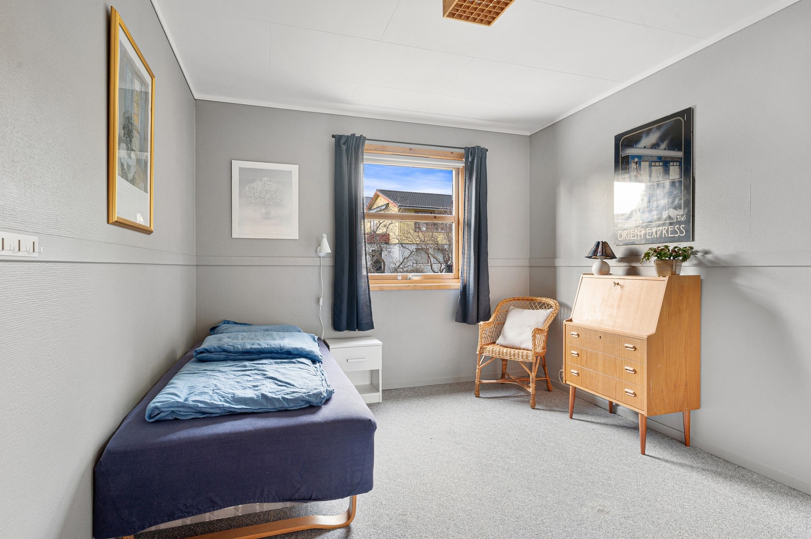 Soverom 4. Vinduene på soverommene vender ut mot hagen. Galleribilde