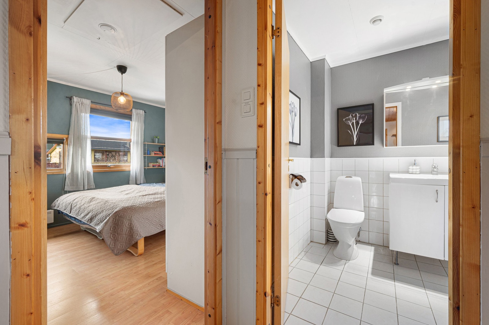 Ved siden av hovedsoverommet ligger et av to bad i boligen. Galleribilde