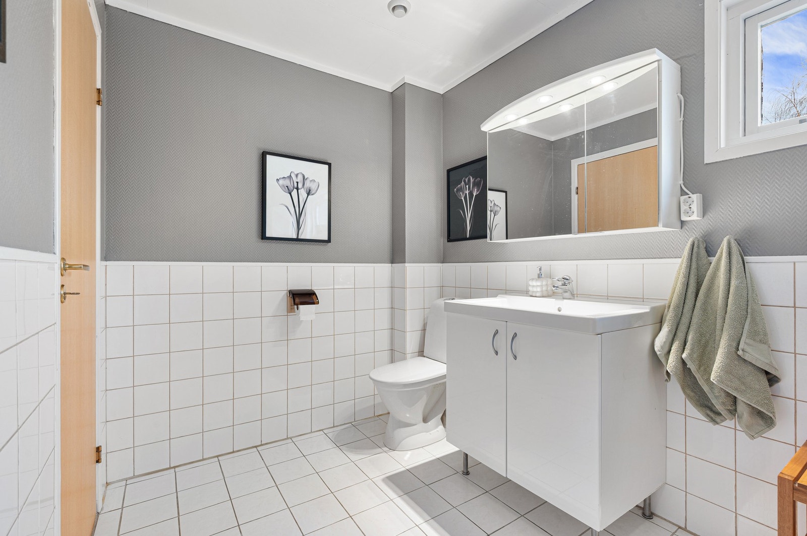 Badet er fra opprinnelig byggeår. Takstmann har ikke avdekket store avvik på badet, men rommet har fått tilstandsgrad 3 (TG3) - pga. alder, og at han ikke kunne konstatere bruk av membran. Galleribilde