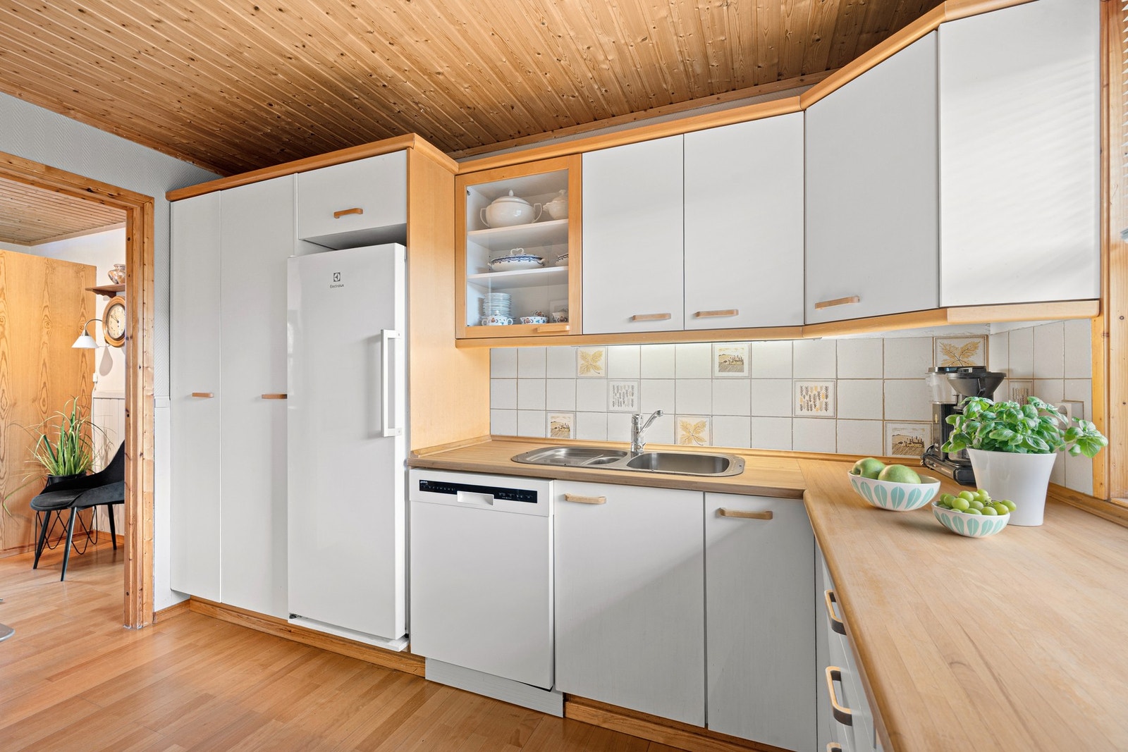 Over- og underskap, samt høyskap til venstre med god plass. Frittstående større hvitevarer på kjøkkenet følger også av kjøpet. Galleribilde