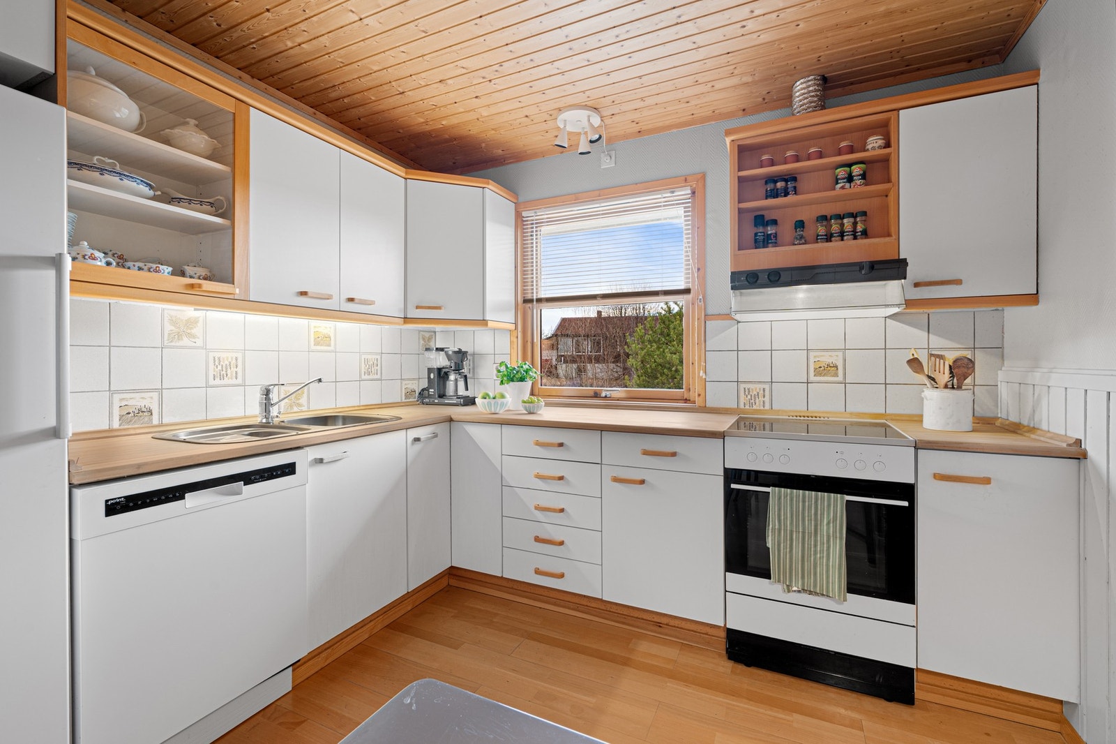 Godt med oppbevaringsplass og benkeplass. på kjøkkenet. Vindu som venter ut mot hagen over kjøkkenbenken. Galleribilde