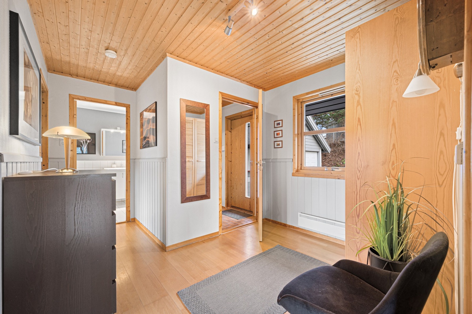 Romslig og fin gang mellom yttergangen og de øvrige rommene i 1.etasje. Galleribilde