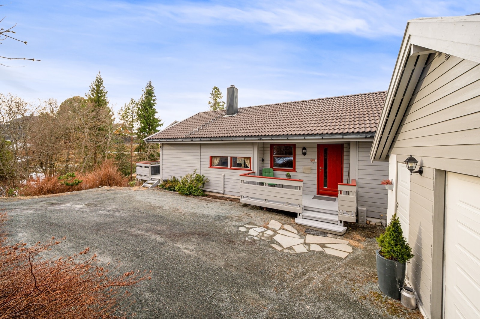 Boligen fremstår som godt ivaretatt, og innehar svært mange gode kvaliteter. Garasje med bod og lagring på hems. Galleribilde