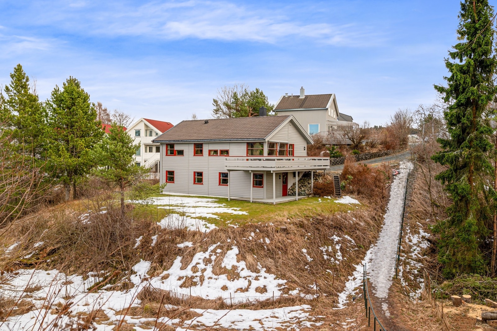 Eiendommen ligger helt innerst i en blindvei - for seg selv. Forbi boligen har man en hyggelig tursti, som man kan følge mot Bromstadekra og Valentinlyst, samt flotte turstier helt opp til Estenstadmarka. Galleribilde
