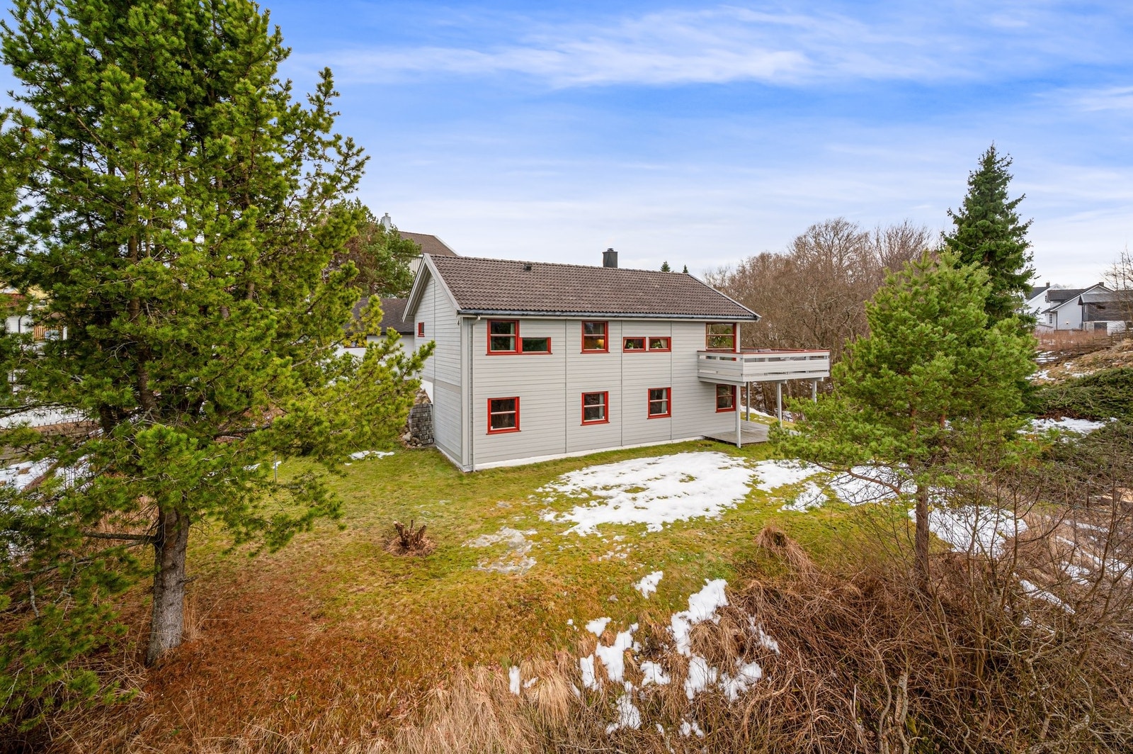 Velkommen til Brøsetflata 8! En innholdsrik enebolig med en svært skjermet og privat beliggenhet! Tomten vender ut mot flotte og frodige grøntarealer. Foto: Jens Martin Nervik (Krokstad&Nervik). Galleribilde