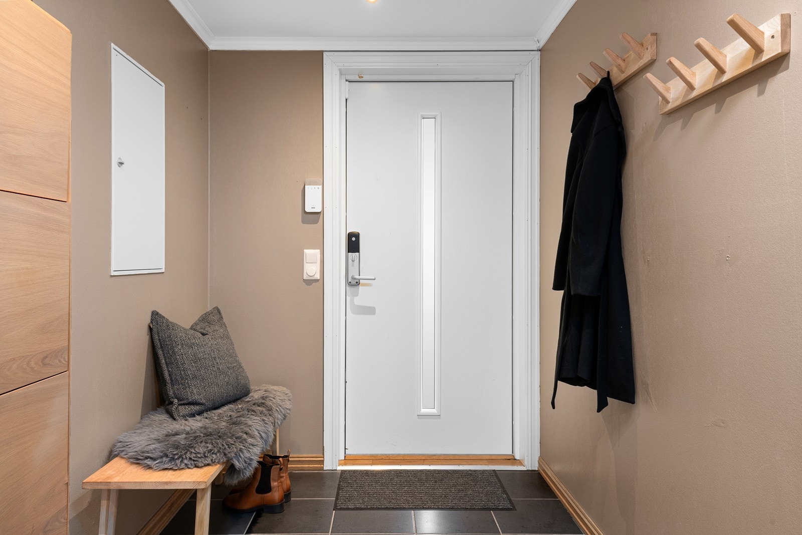 God plass til oppbevaring av yttertøy og sko. Galleribilde