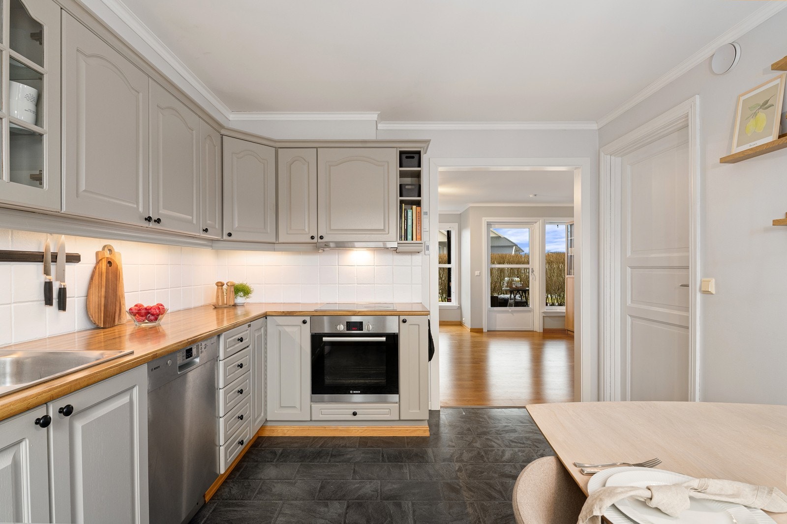 Kjøkken med god skap- og benkeplass. Galleribilde