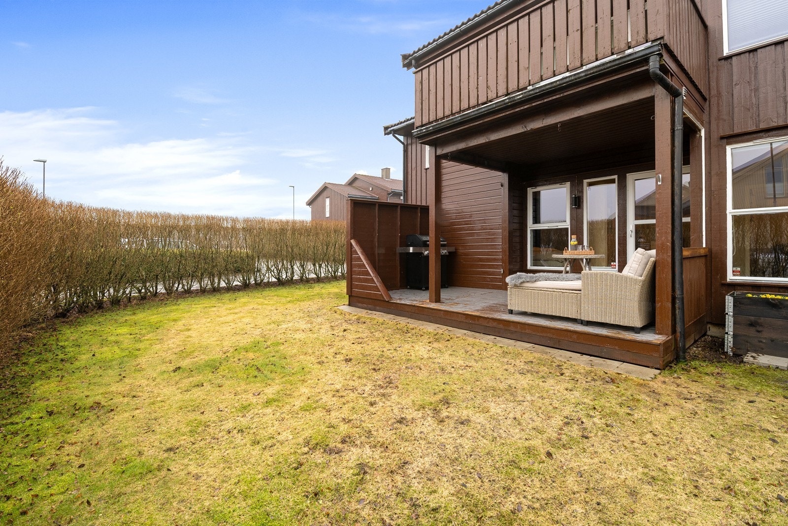 Rolig og skjermet uteområde rundt boligen. Galleribilde