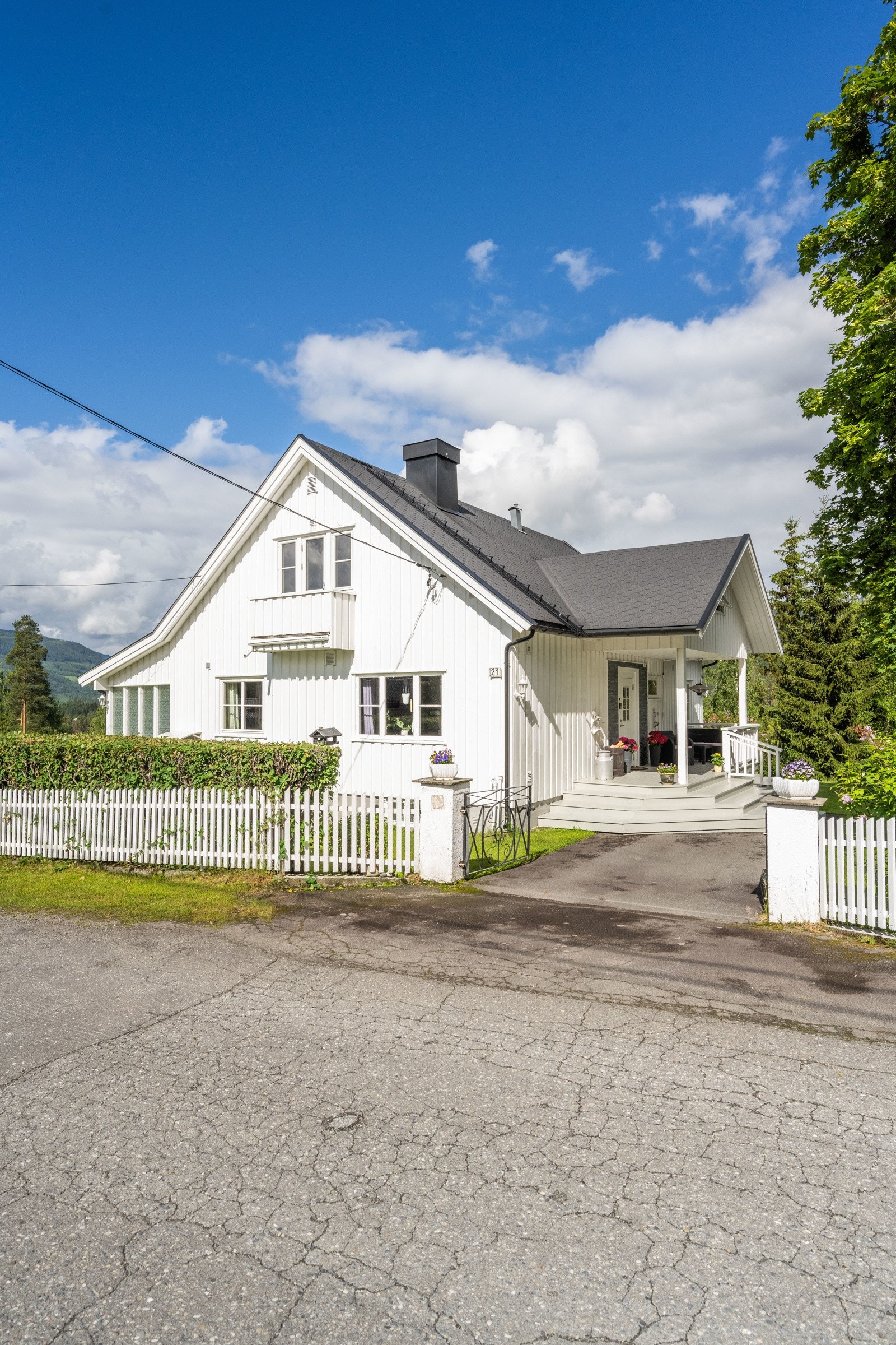 Mot Skolevegen er det satt opp stakittgjerde Galleribilde
