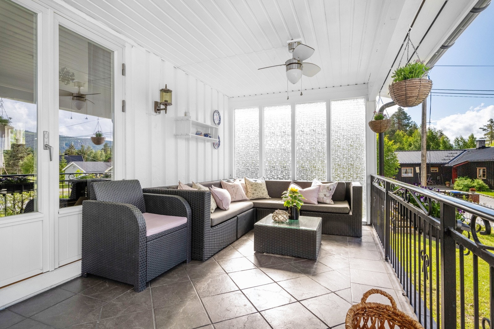 Takoverbygd uteplass utenfor stue Galleribilde