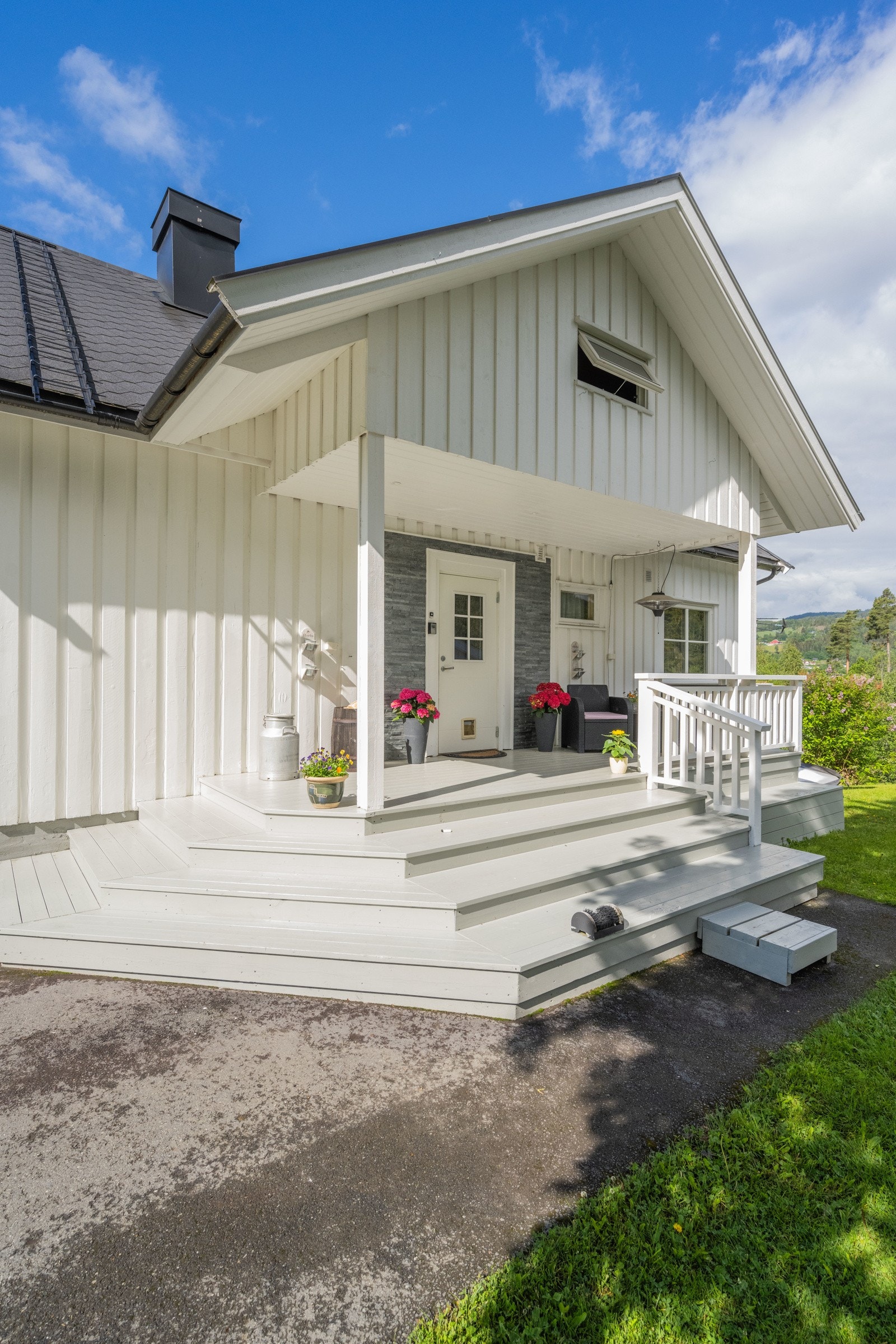 Eiendommen har en fott tomt og en godt ivaretatt bolig Galleribilde
