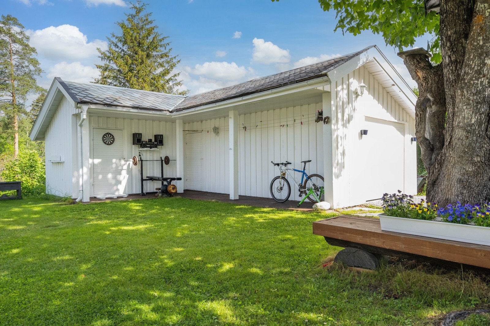 Uthus / garasje på eiendommen Galleribilde