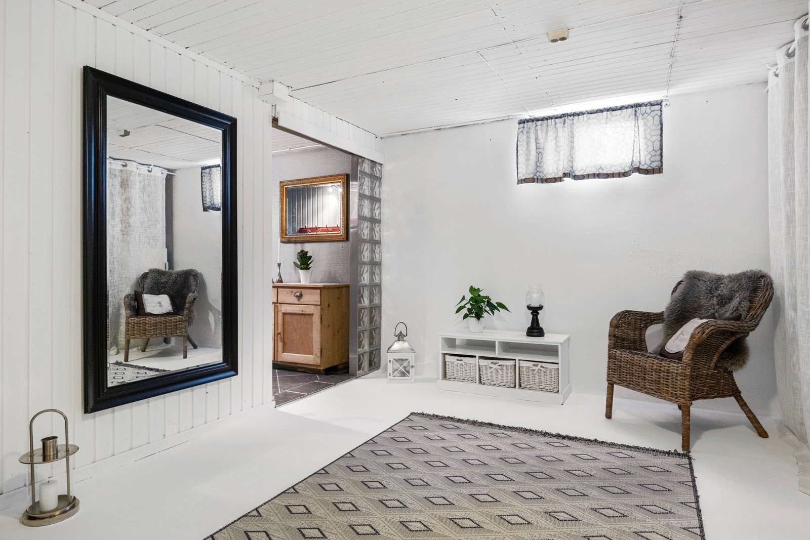 Stort omkledningsrom i tilknytning til dusj Galleribilde