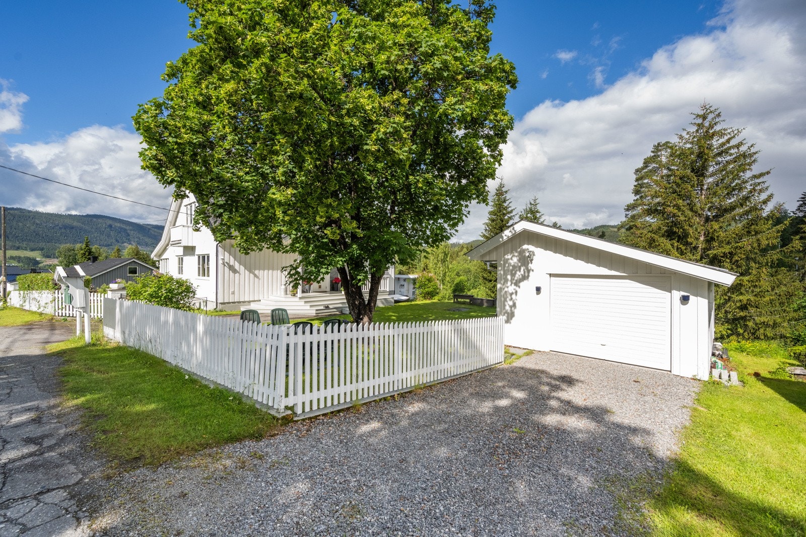 Gruset adkomst til garasje Galleribilde