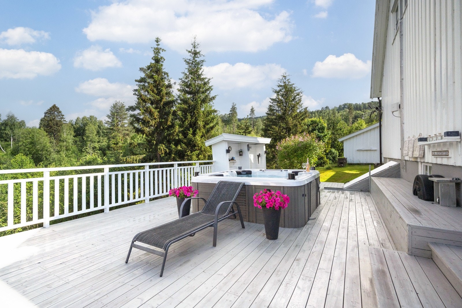 Perfekt uteplass for fine sommerdager Galleribilde