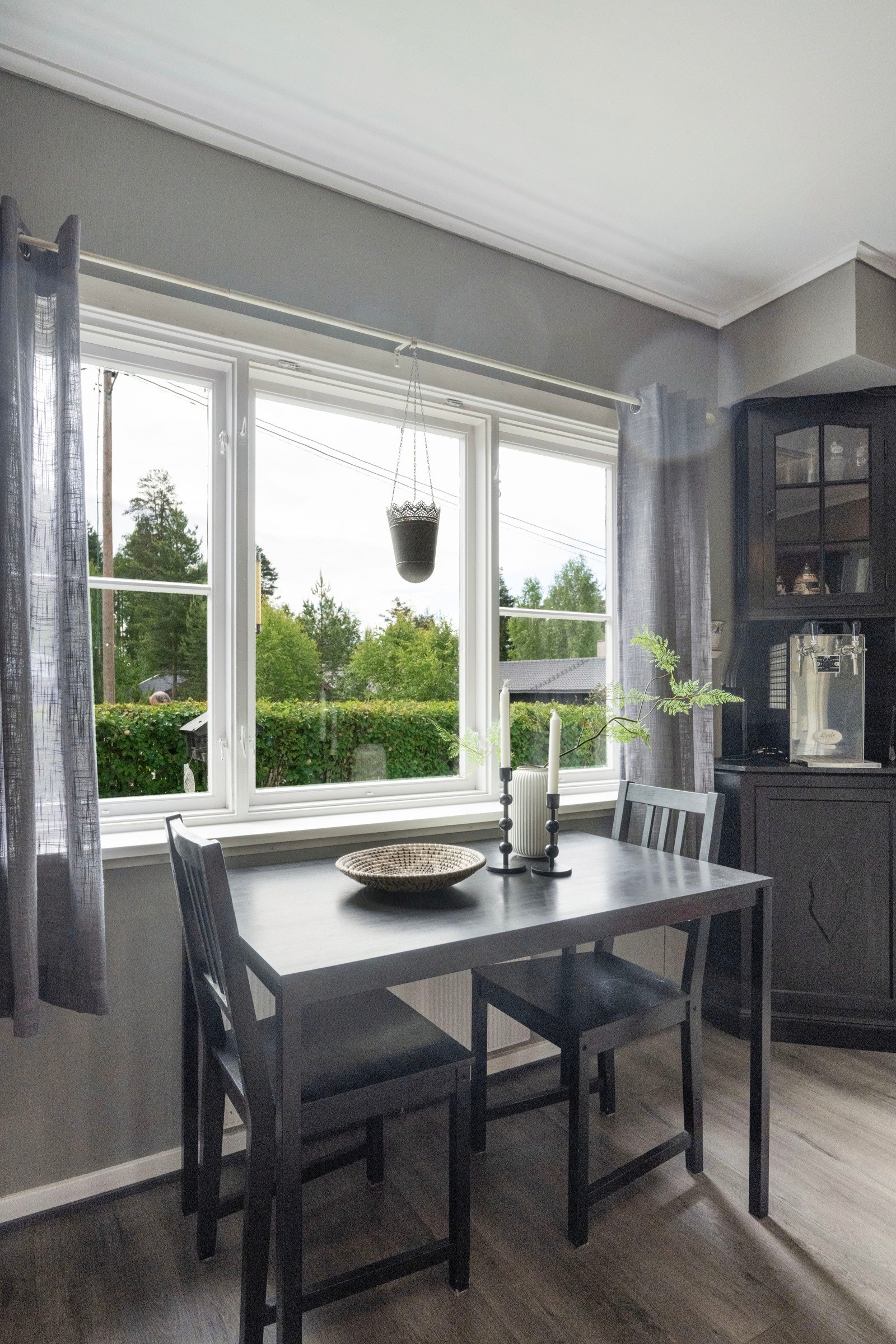 Plass til spisebord ved kjøkkenvinduet Galleribilde