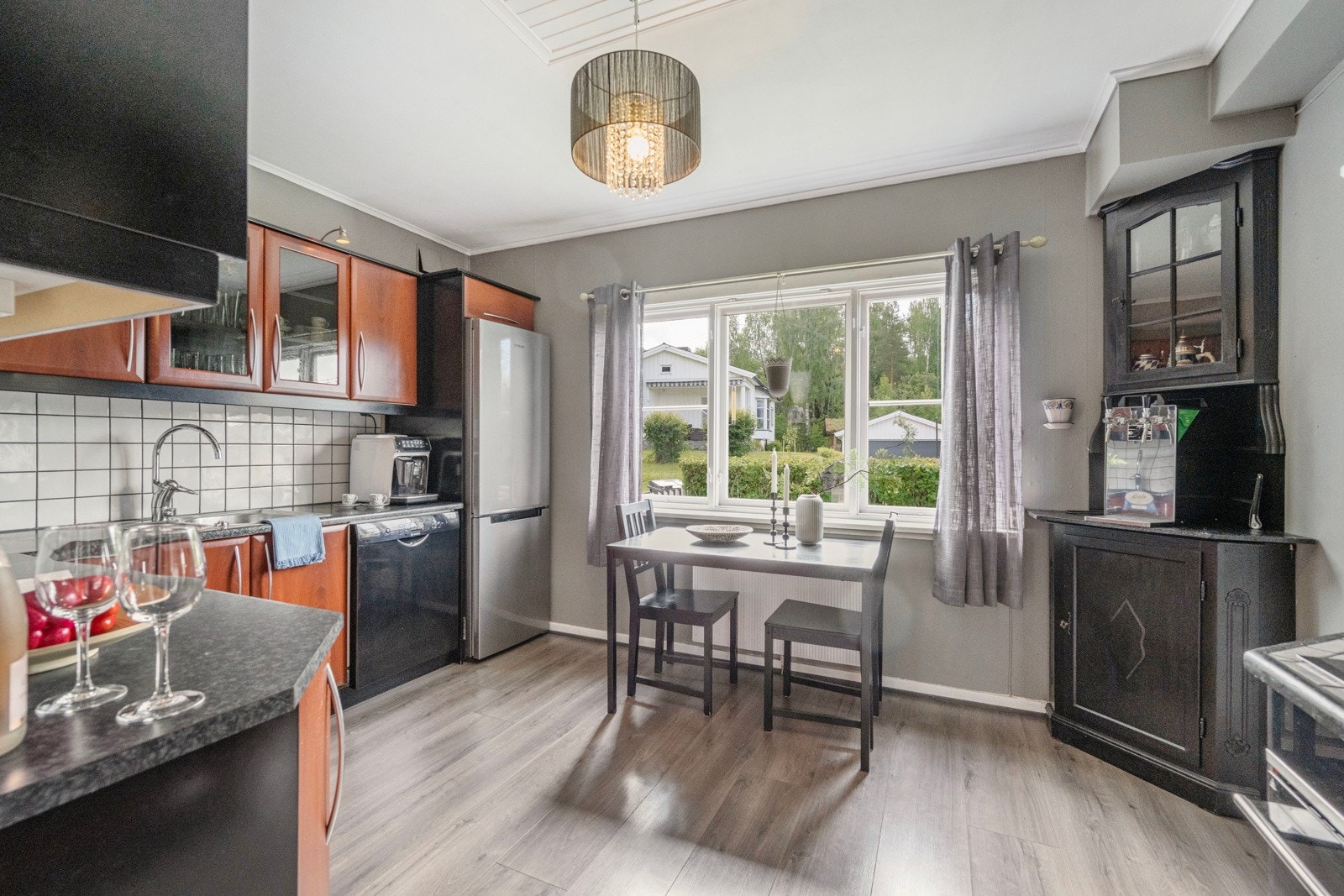 Det er belysning både over og under overskapene Galleribilde