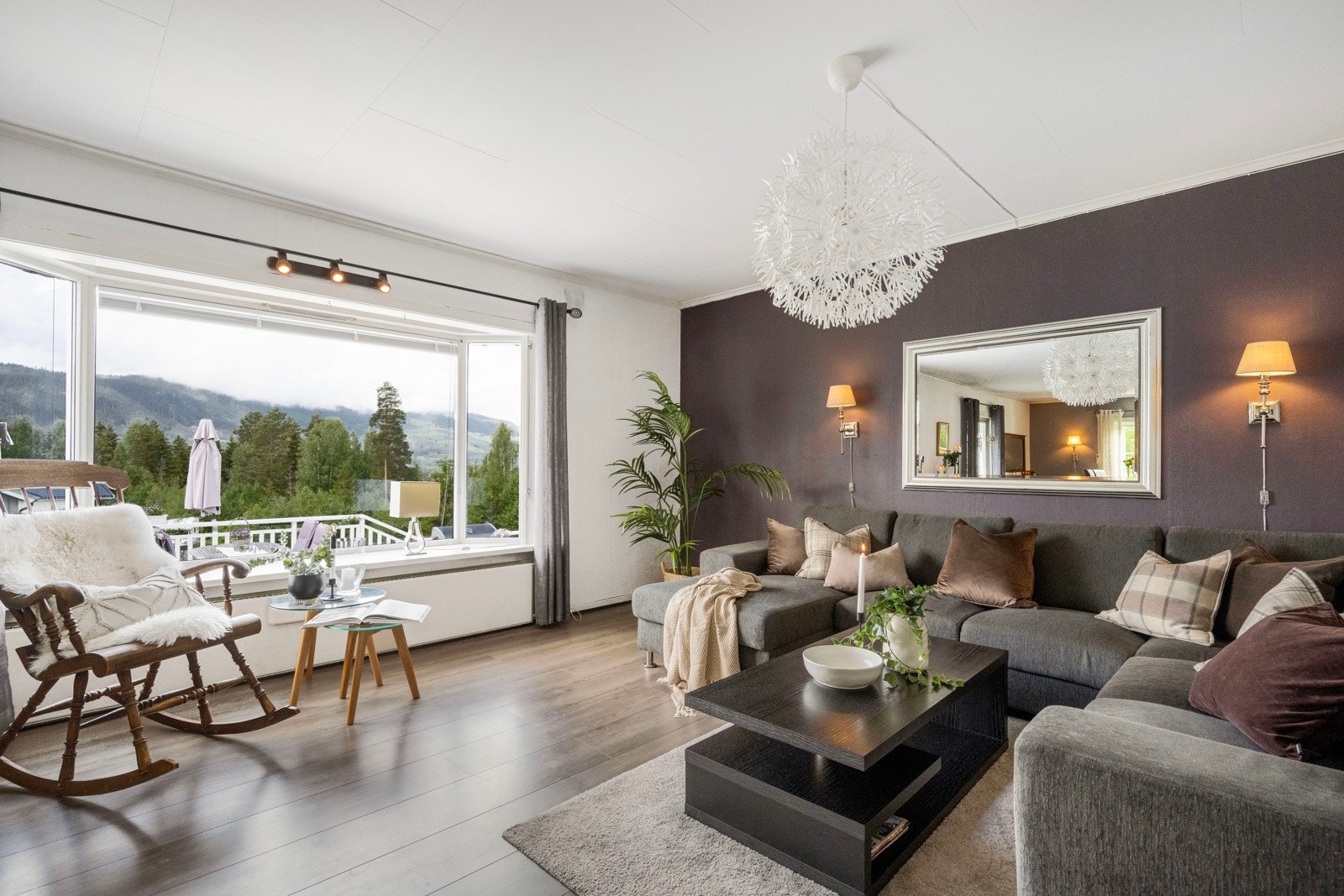 Her er det god plass til både stort spisebord, sofa og andre sittemøbler. Galleribilde