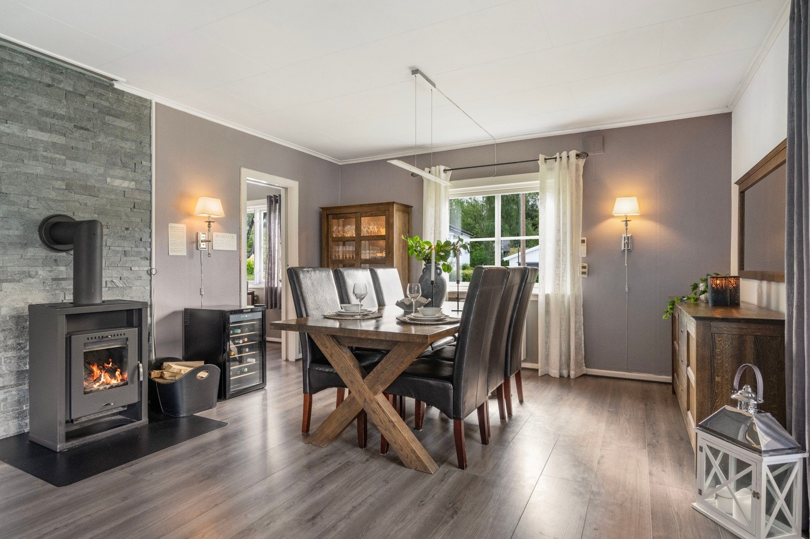 God vedovn plassert mellom spisestue og stuedel Galleribilde