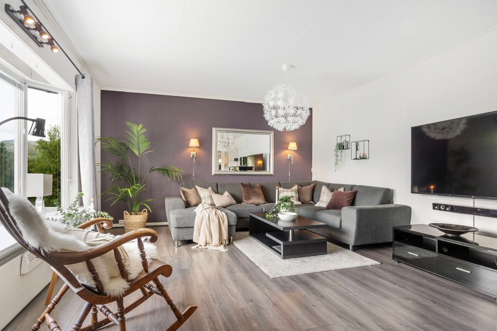 Dette er en pen og innholdsrik enebolig med romslig spisestue/stue med god planløsning og fine innredningsmuligheter. Galleribilde