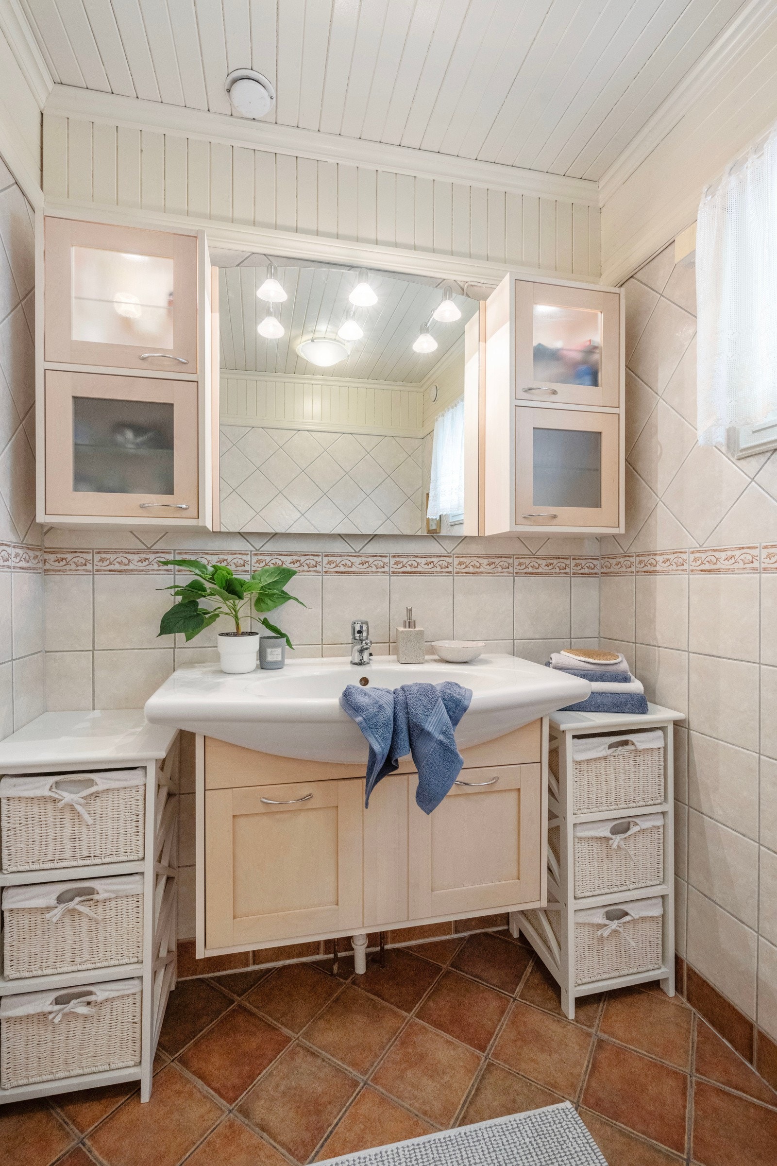 Bad i hovedetasje med servant og toalett Galleribilde