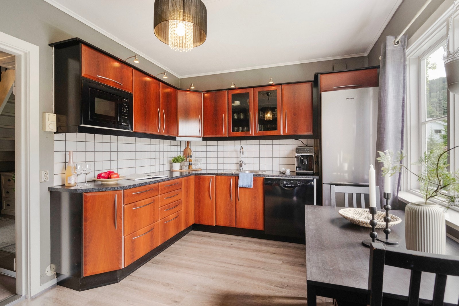 Kjøkkenet har innredning med glatte fronter og glassdører i noen overskap. Galleribilde