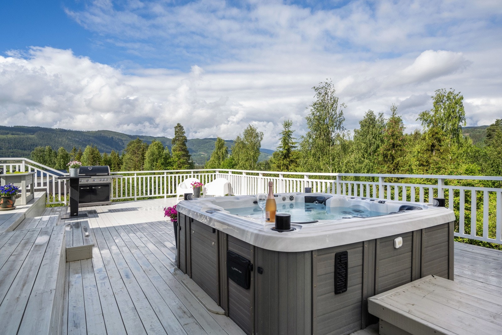 Nyt et bad i jazuzzien som er plassert på terrassen Galleribilde