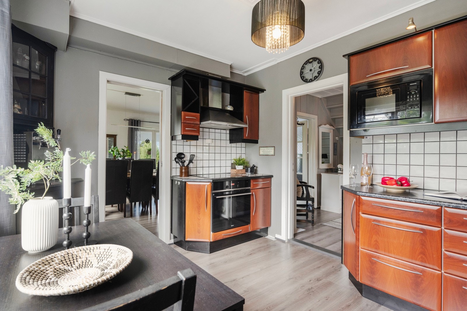 Benkeplaten er av laminat og fliser, det er fliser mellom benkeplate og overskap Galleribilde