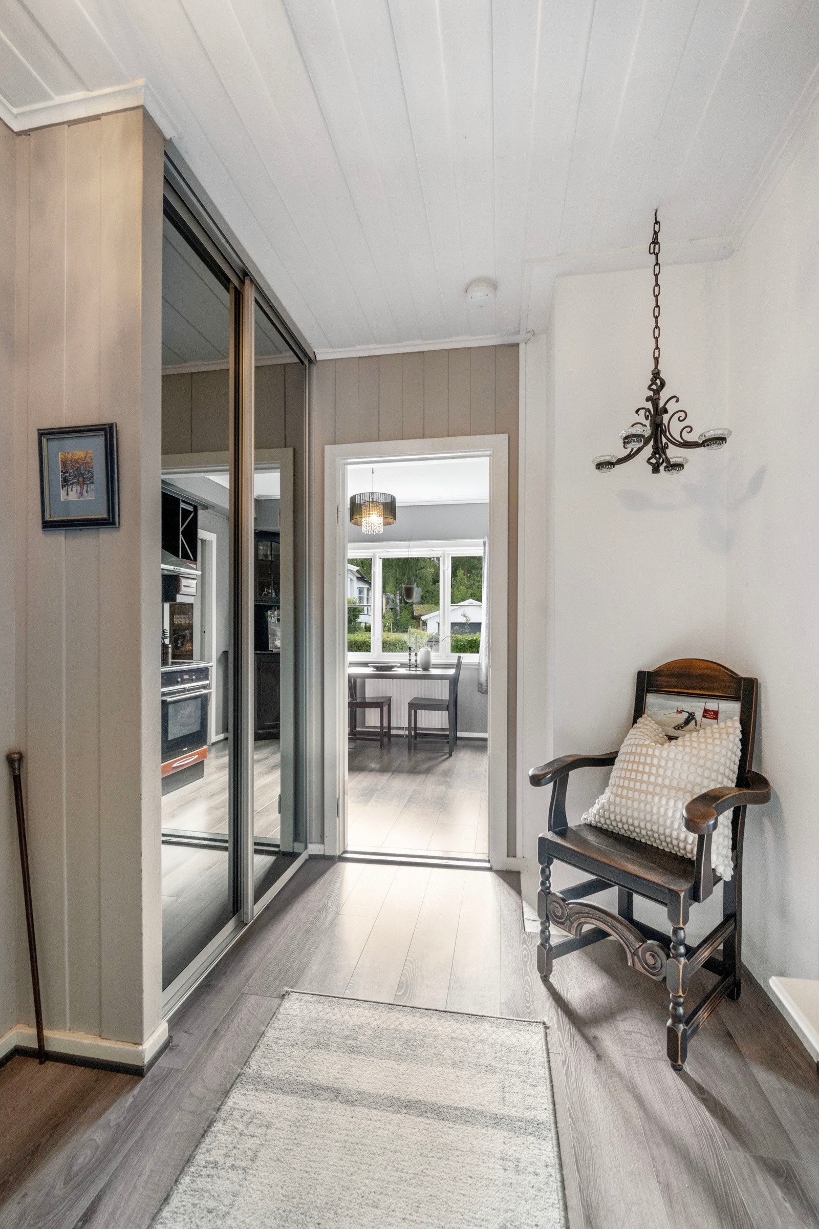 Stor skyvedørsgarderobe i gang fra 2022 Galleribilde