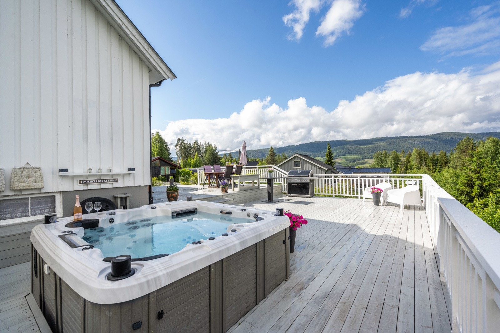 Jacuzzien kan brukes både sommer og vinter! Galleribilde