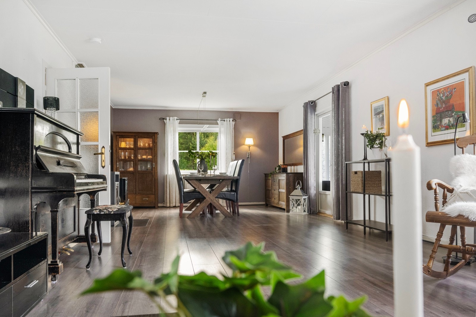 Flott oppholdsrom for hele familien med lyse vegger, samt kontrastvegger i lune og moderne fargevalg Galleribilde