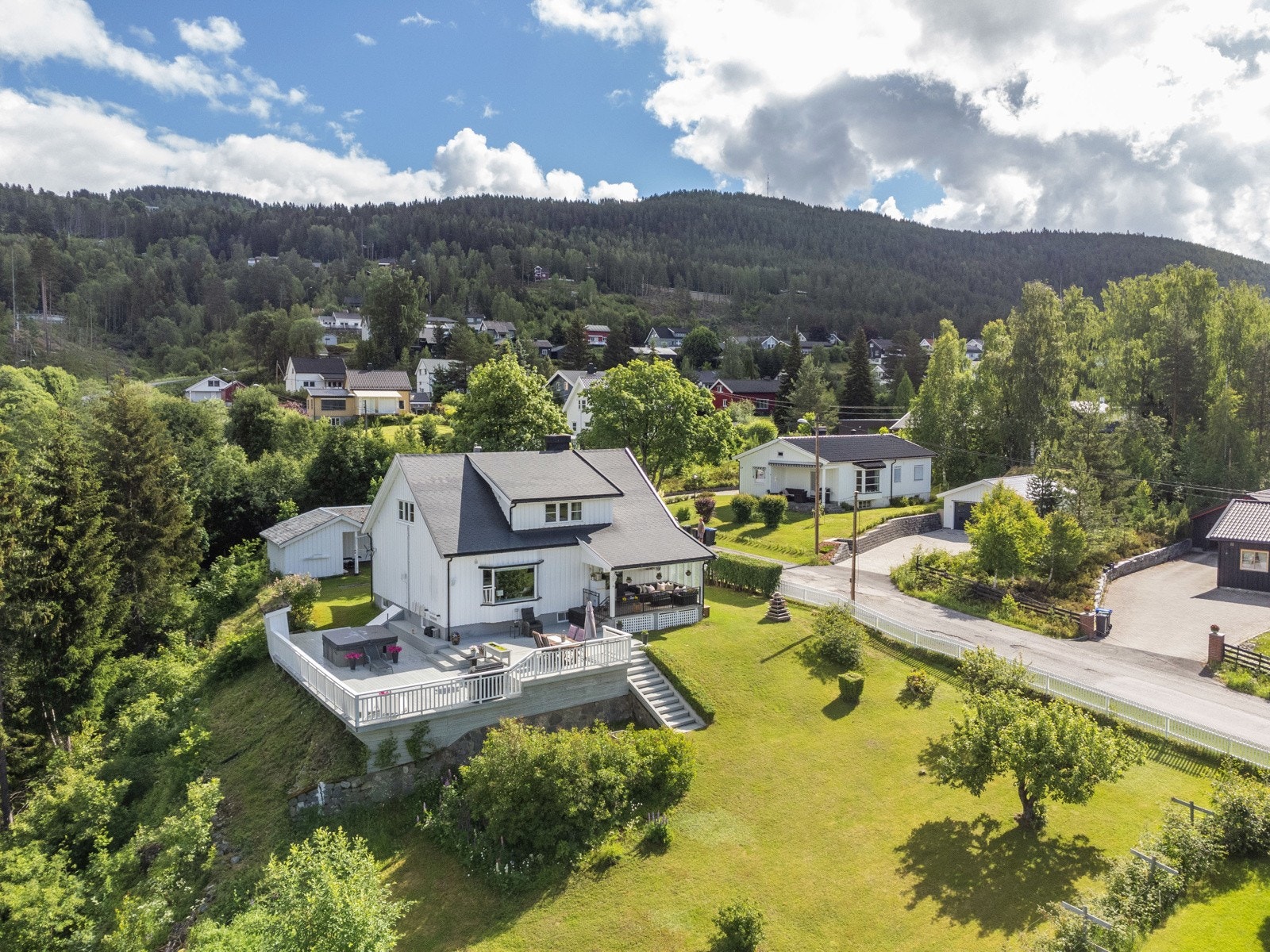 Eiendommen ligger perfekt til kort avstand til skoler i alle alderstrinn - kort og trygg skolevei Galleribilde