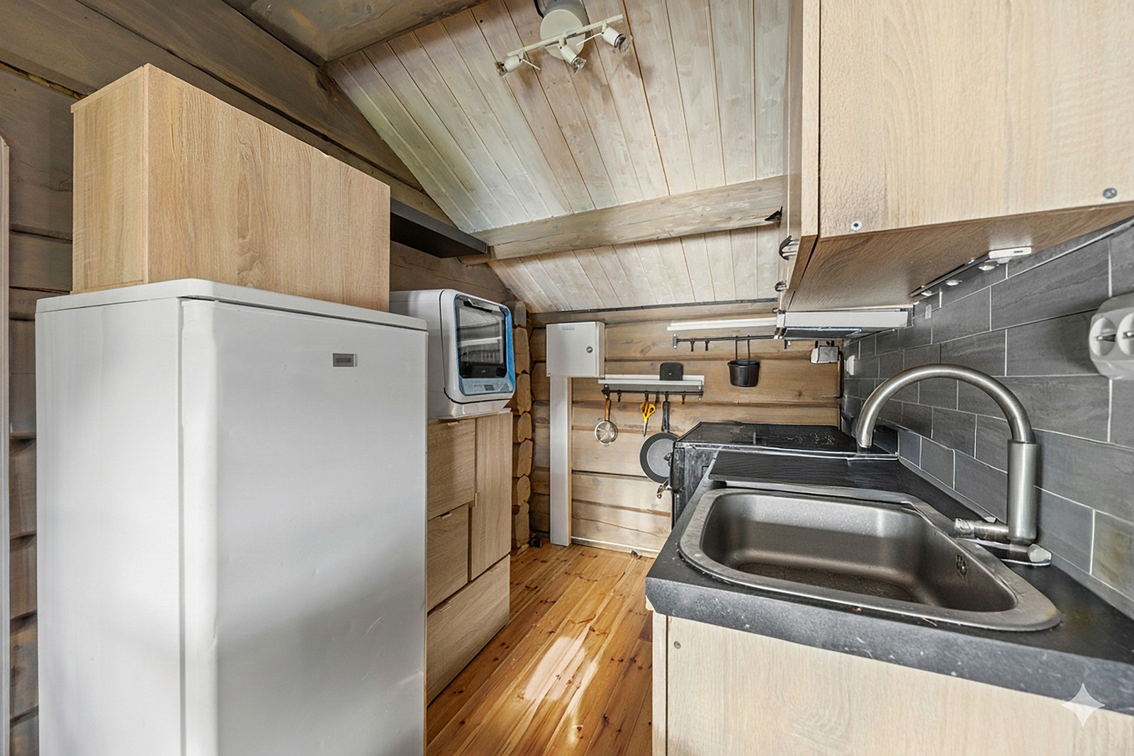 Kjøkken med avsatt plass for komfyr og kjøleskap Galleribilde