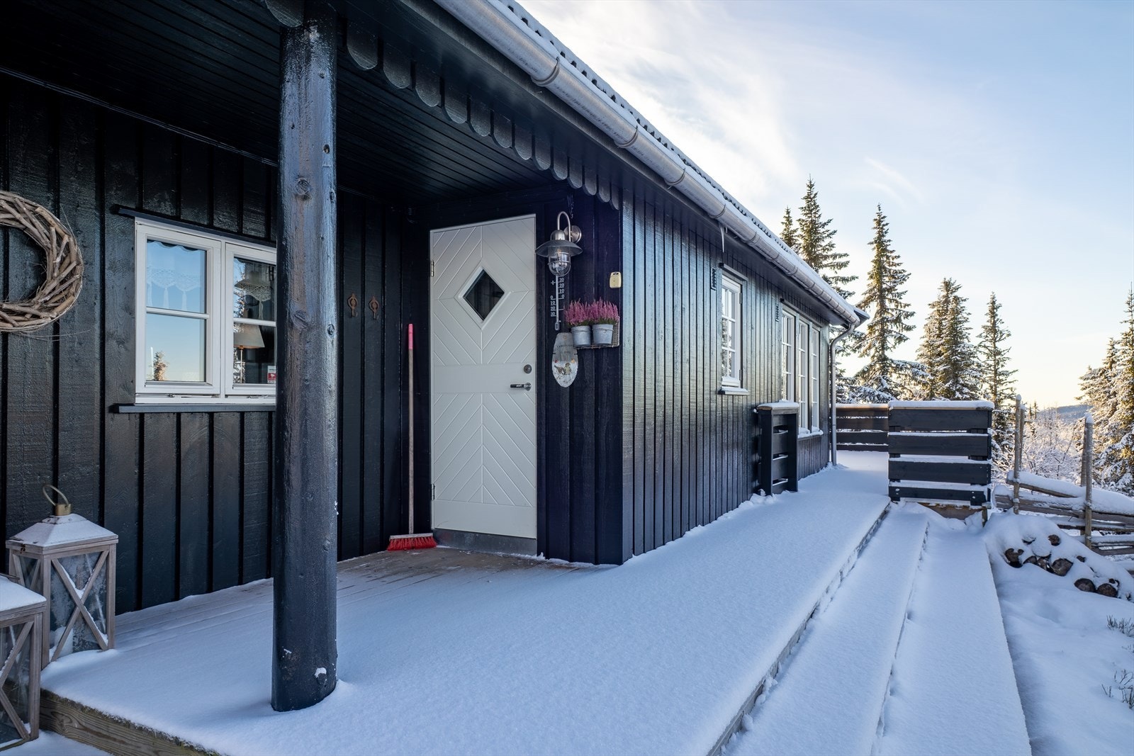 Overbygget inngangsparti med terrasse som er fløyet med terrassen fra spisestuen. Store deler av kledning er byttet ut de senere årene. Galleribilde