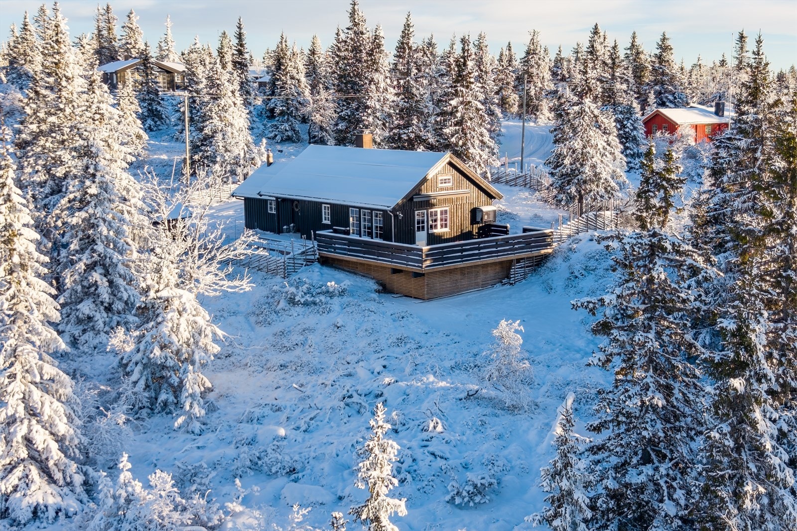 Beliggende i populært fritidsområde på Ljøsheim på Ringsakerfjellet i skjermede og rolige omgivelser Galleribilde