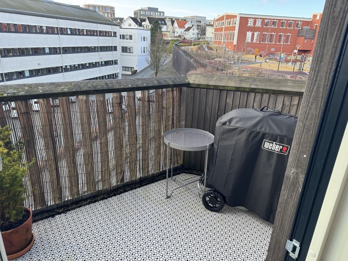 Herlig balkong hvor store deler av dagen kan nytes. Galleribilde