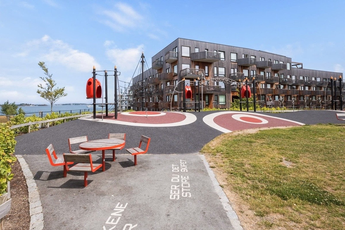Fellesområdet er pent opparbeidet med lekeplass, plen og sittebenker Galleribilde
