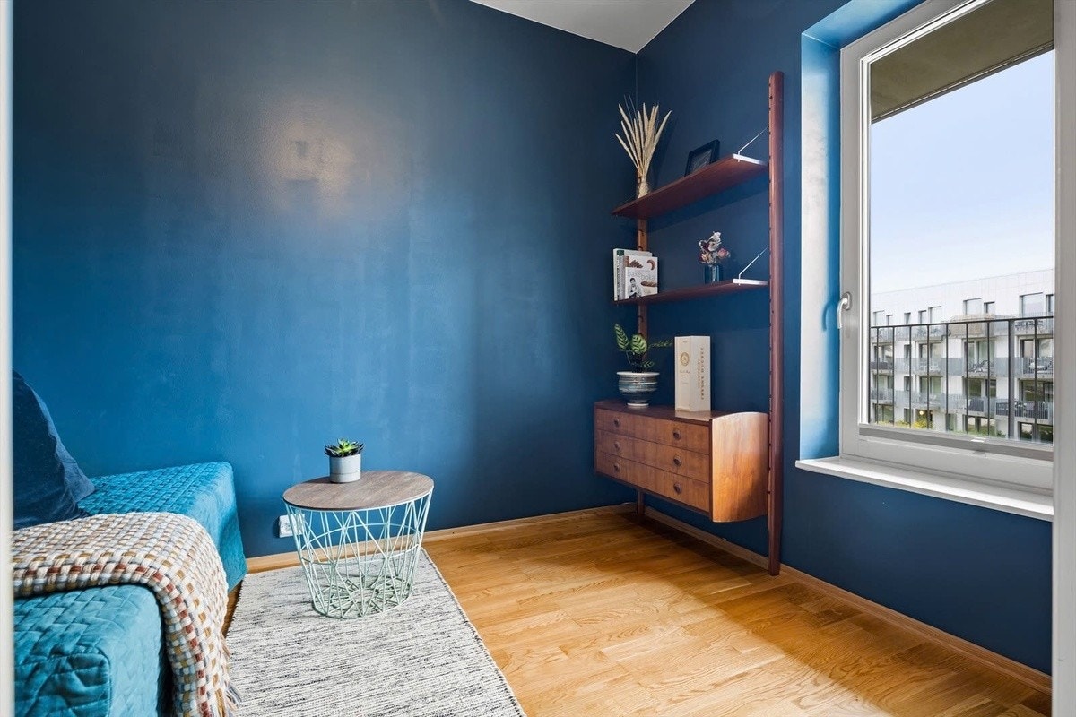 Soverom 2 er malt i fine fargepaletter og har plass til både seng, nattbord og garderobe Galleribilde