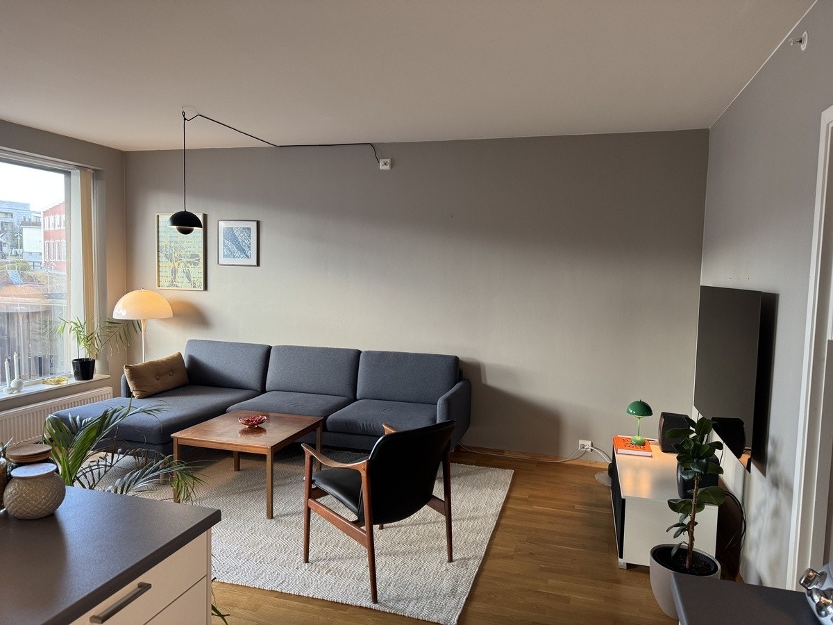Stor og luftig stue med trestavs eikeparkett og slette vegger. Galleribilde