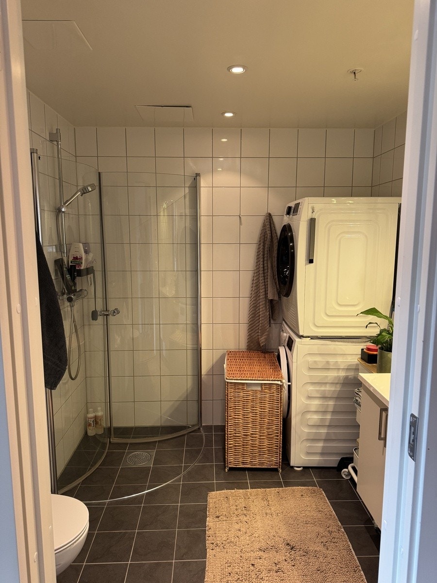 Helfliset baderom med vannbåren varme i gulv. Galleribilde