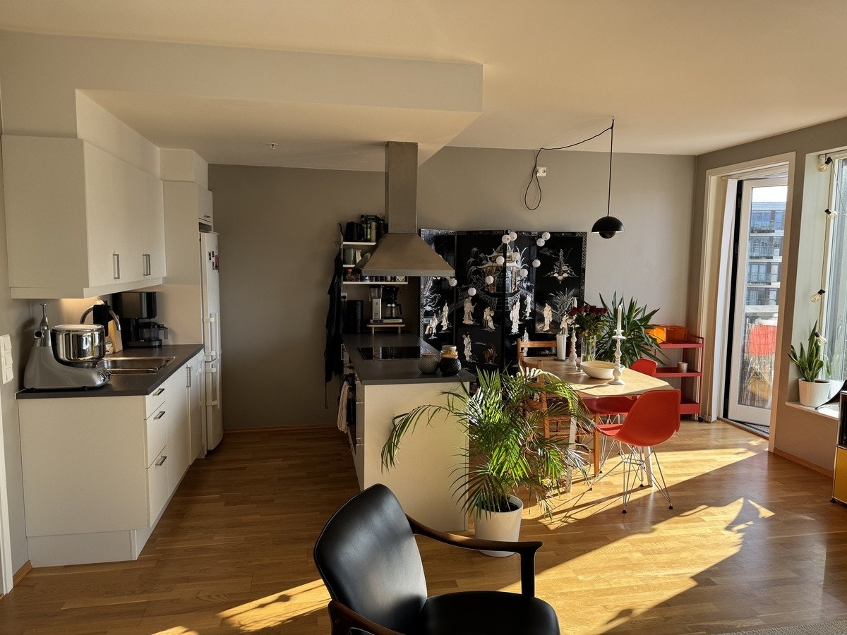 Praktisk kjøkkenøy som som både gir mer arbeidsflate på benk, samt ekstra oppbevaring i skuffer. Galleribilde