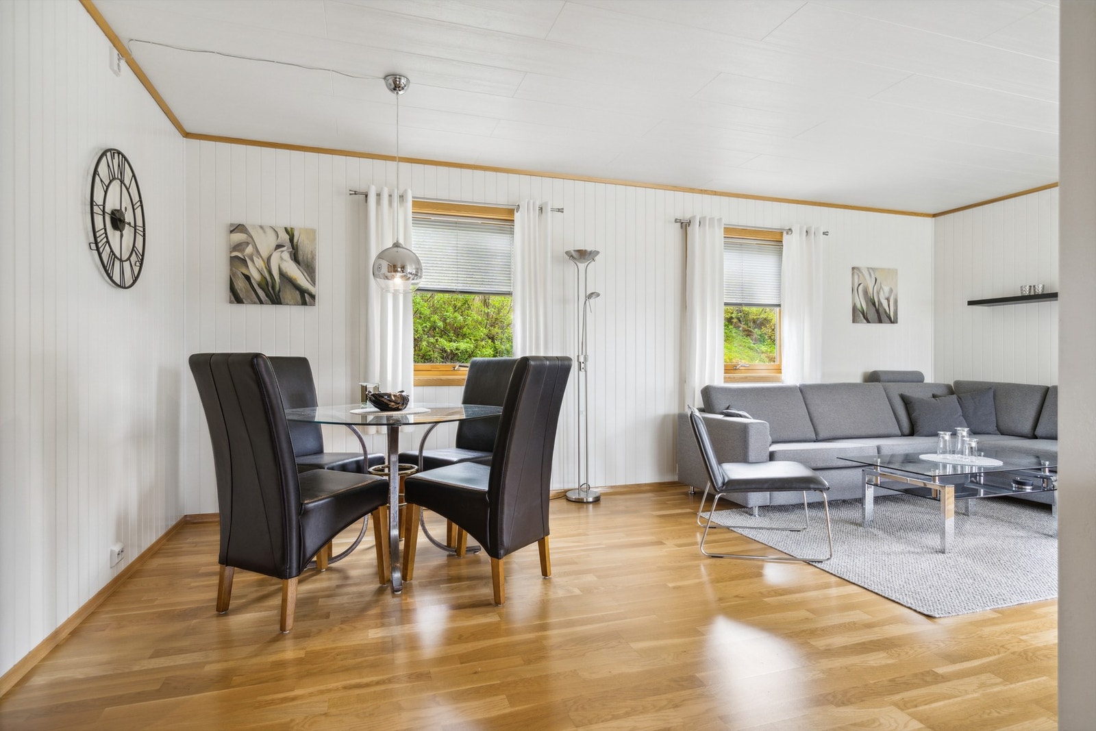 I stuen er det både vedfyring og varmepumpe. Galleribilde