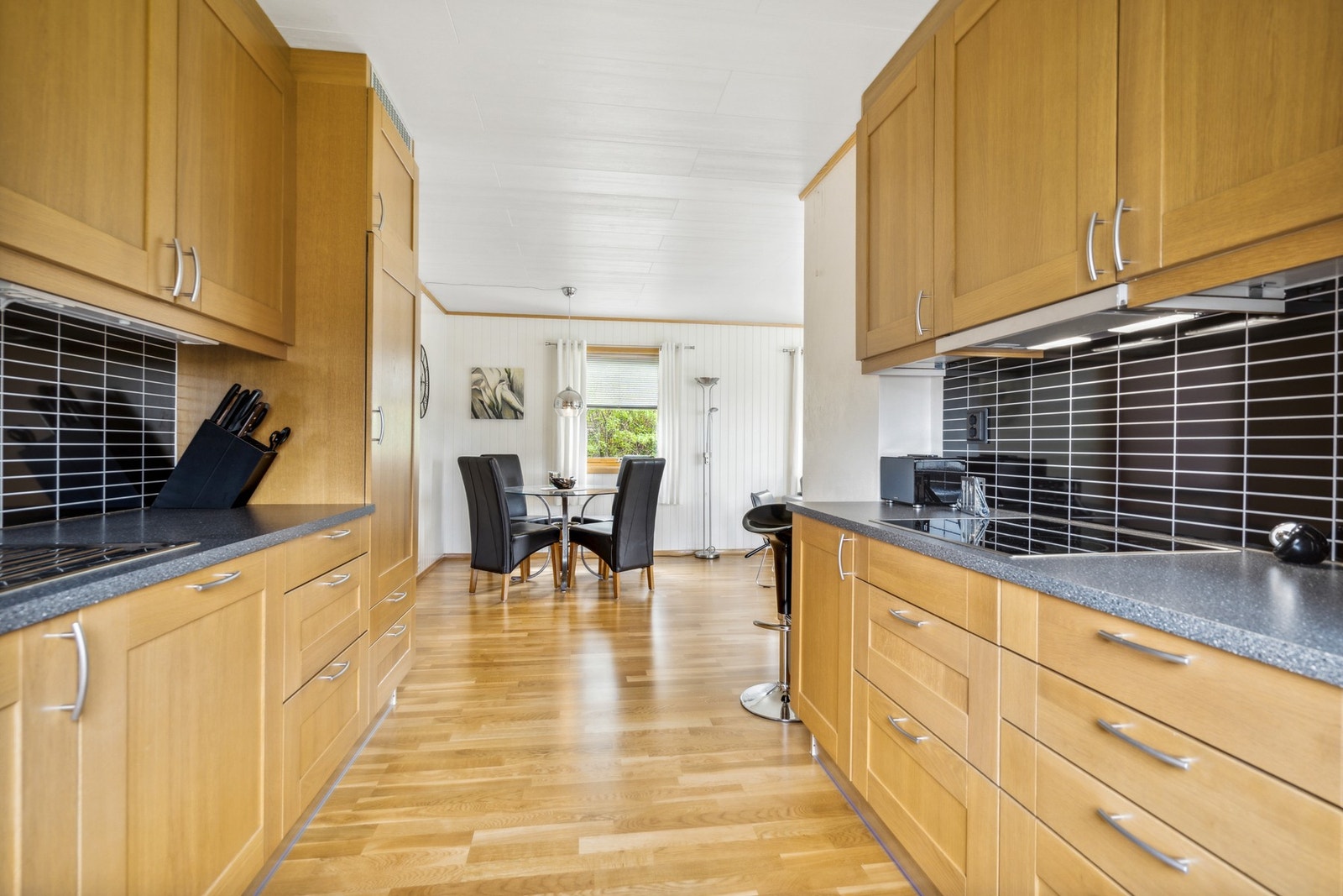 Funksjonell utforming godt utbygget med skap- og benkeplass. Galleribilde