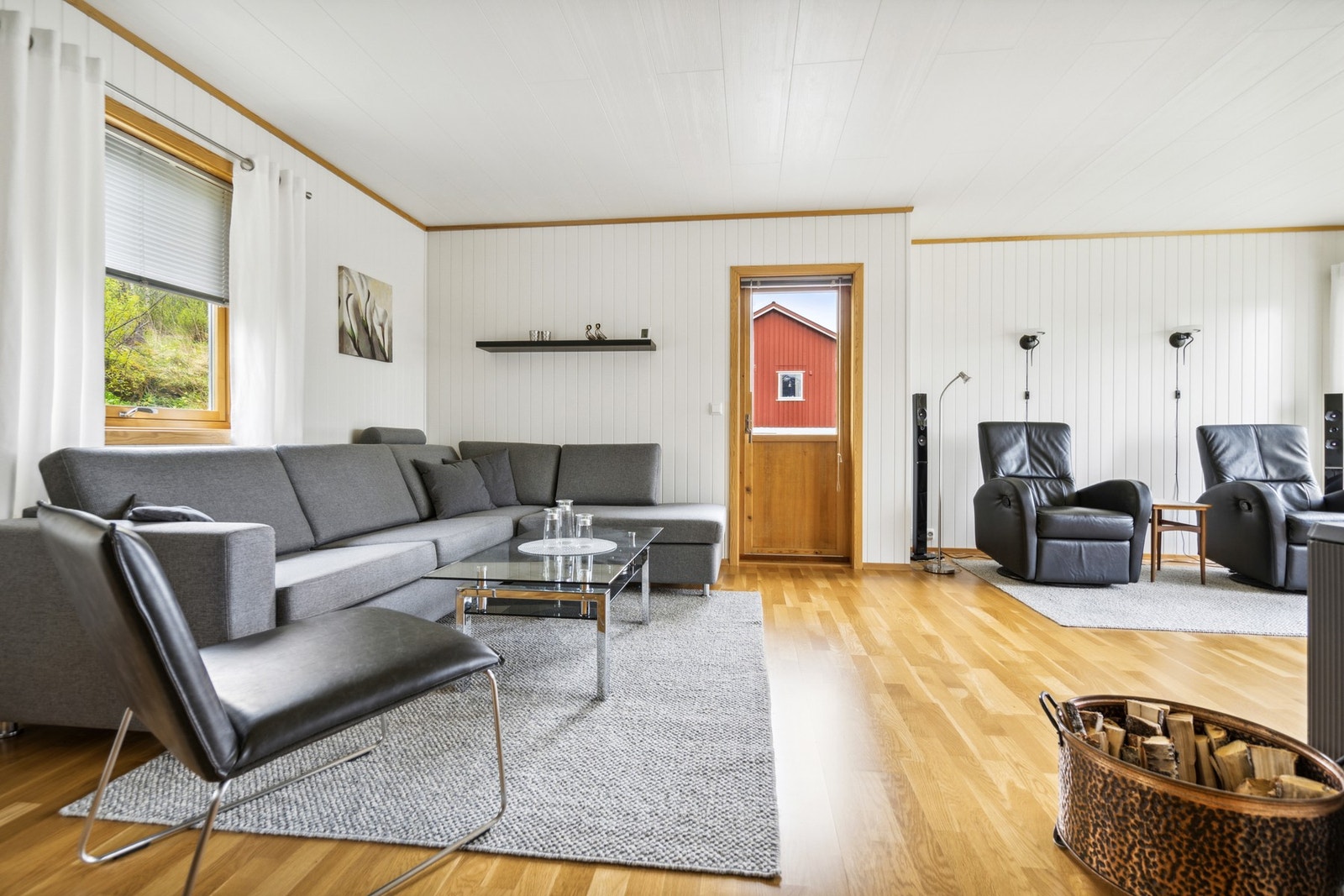 I 2. etasje er det stue, spisestue, kjøkken, bad og tre soverom. Galleribilde