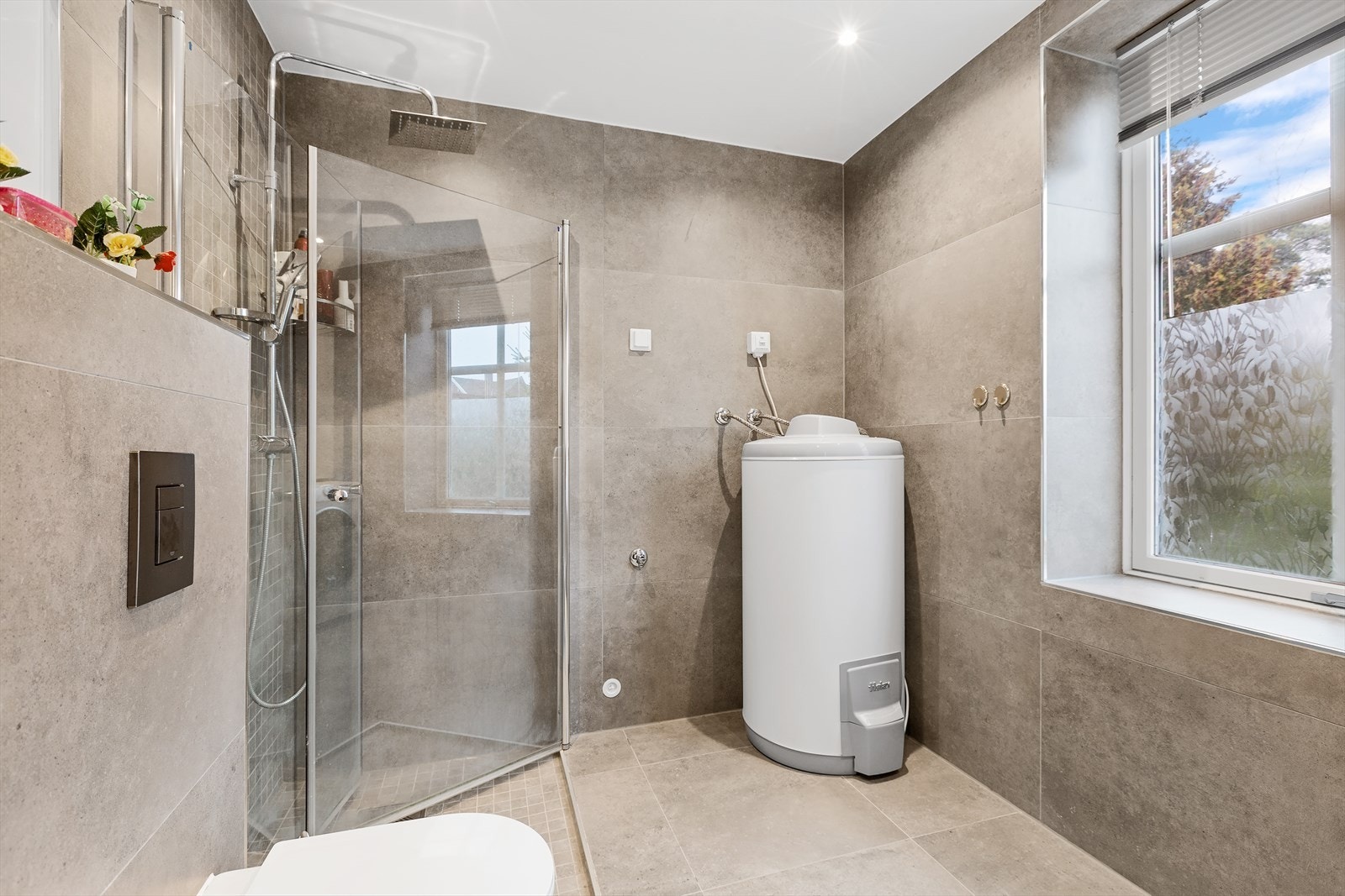 Badet i 2. etg med dusjsone med innfellbare dusjvegger Galleribilde