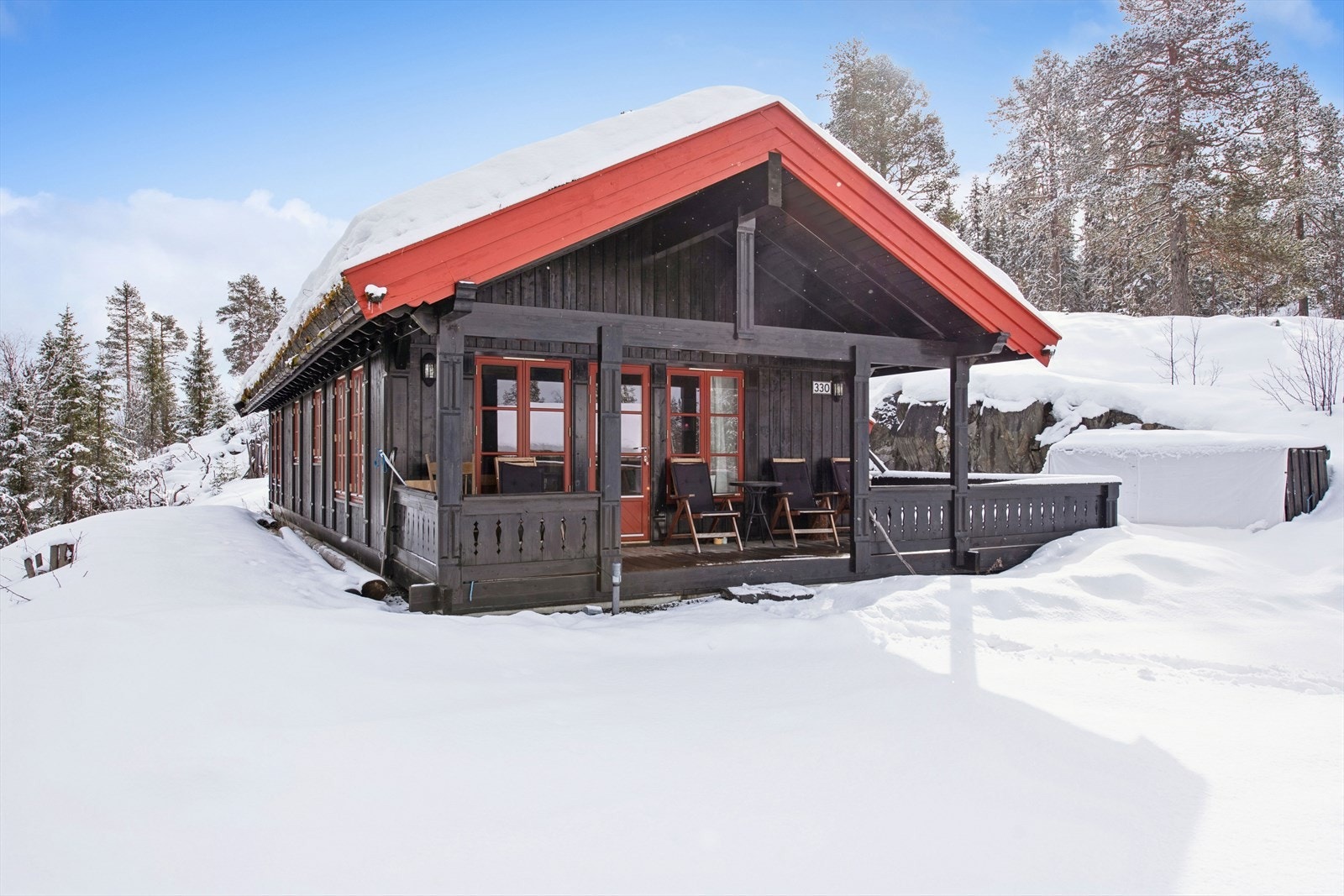 Denne fritidsboligen er oppført i 2009 og ligger i et etablert hytteområde i Vinje kommune. Galleribilde