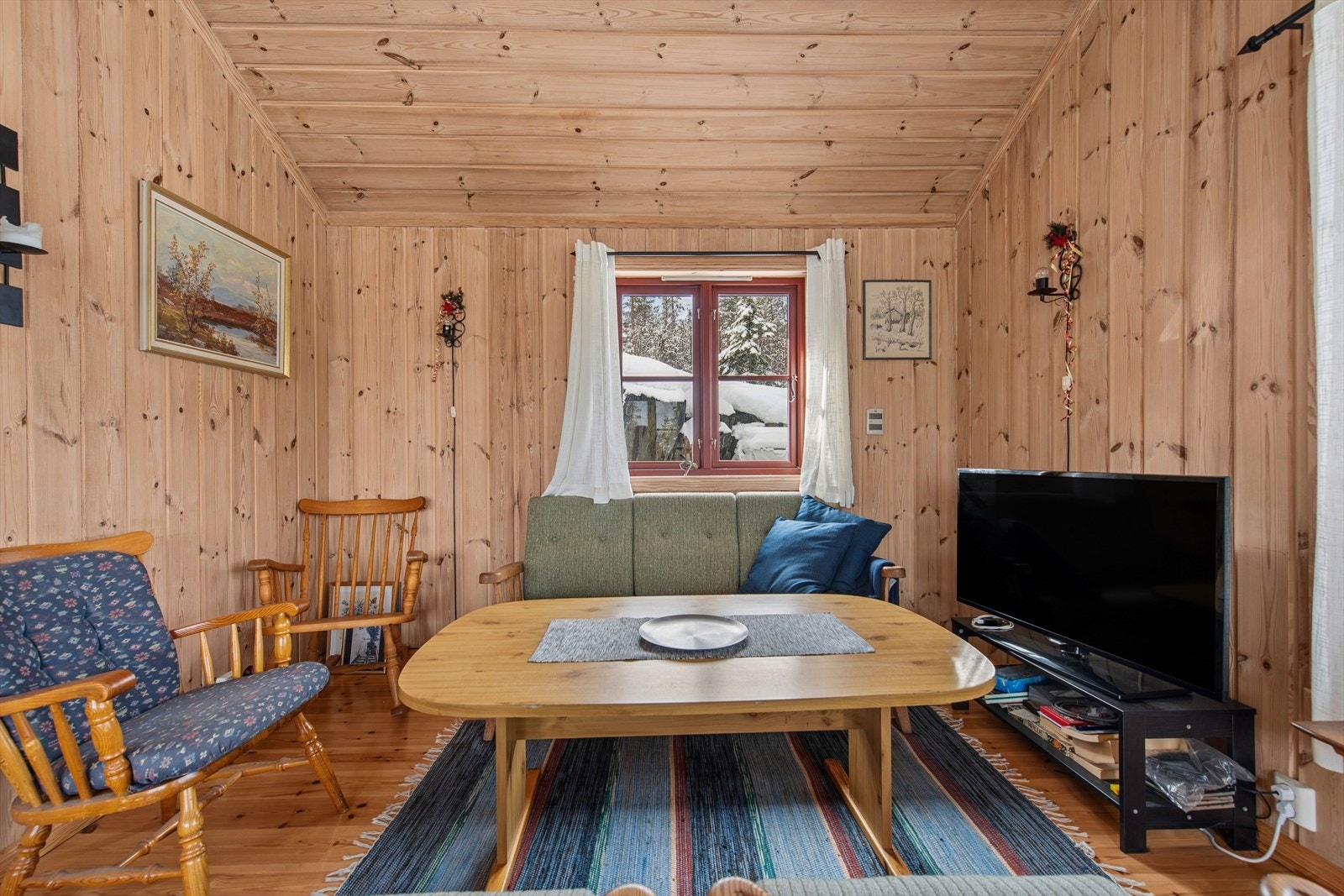 Rommet har solide materialvalg med panelte vegger og lakkerte tregulv. Galleribilde