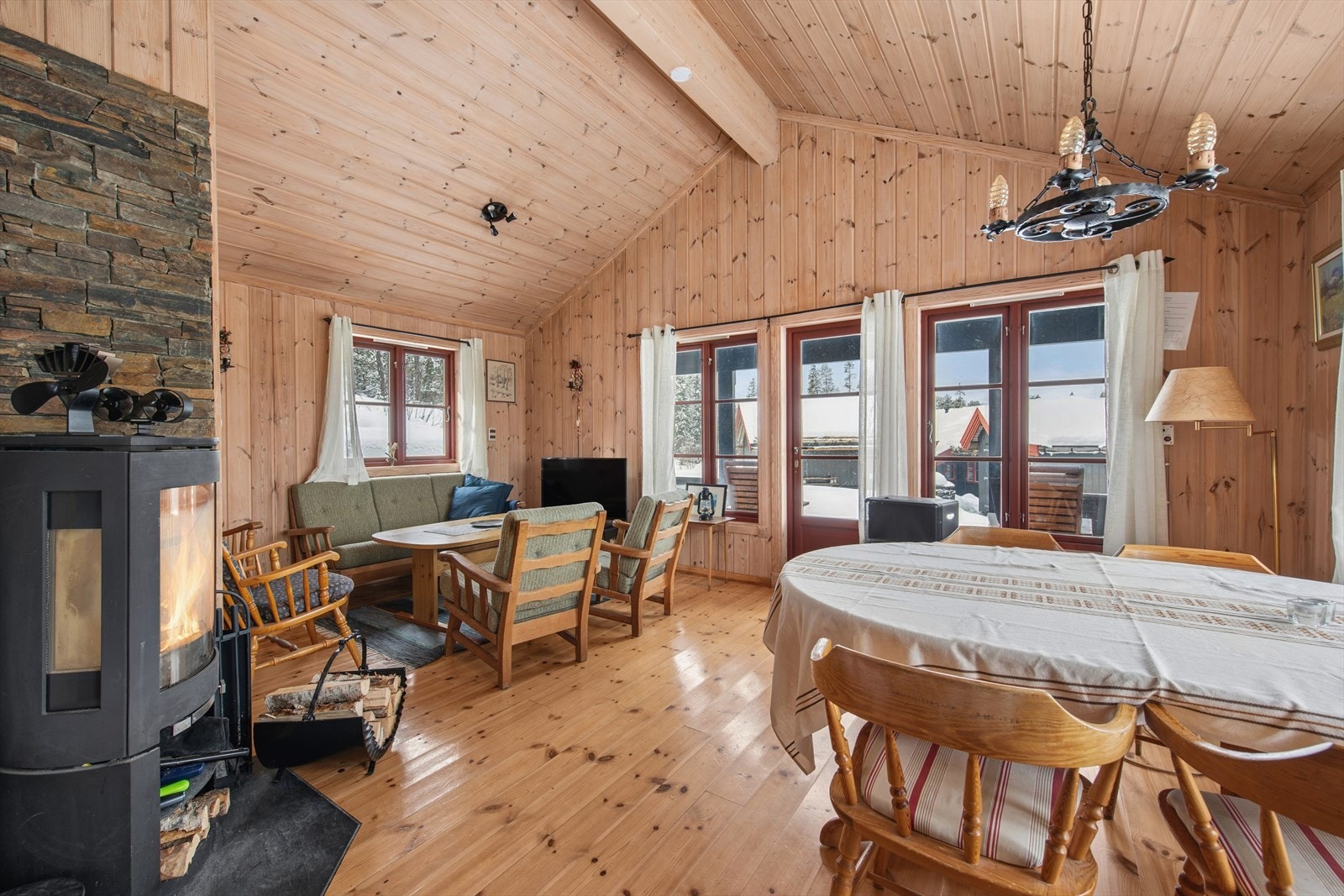 Stuen er lys med generøs takhøyde og har utgang til terrassen. Galleribilde