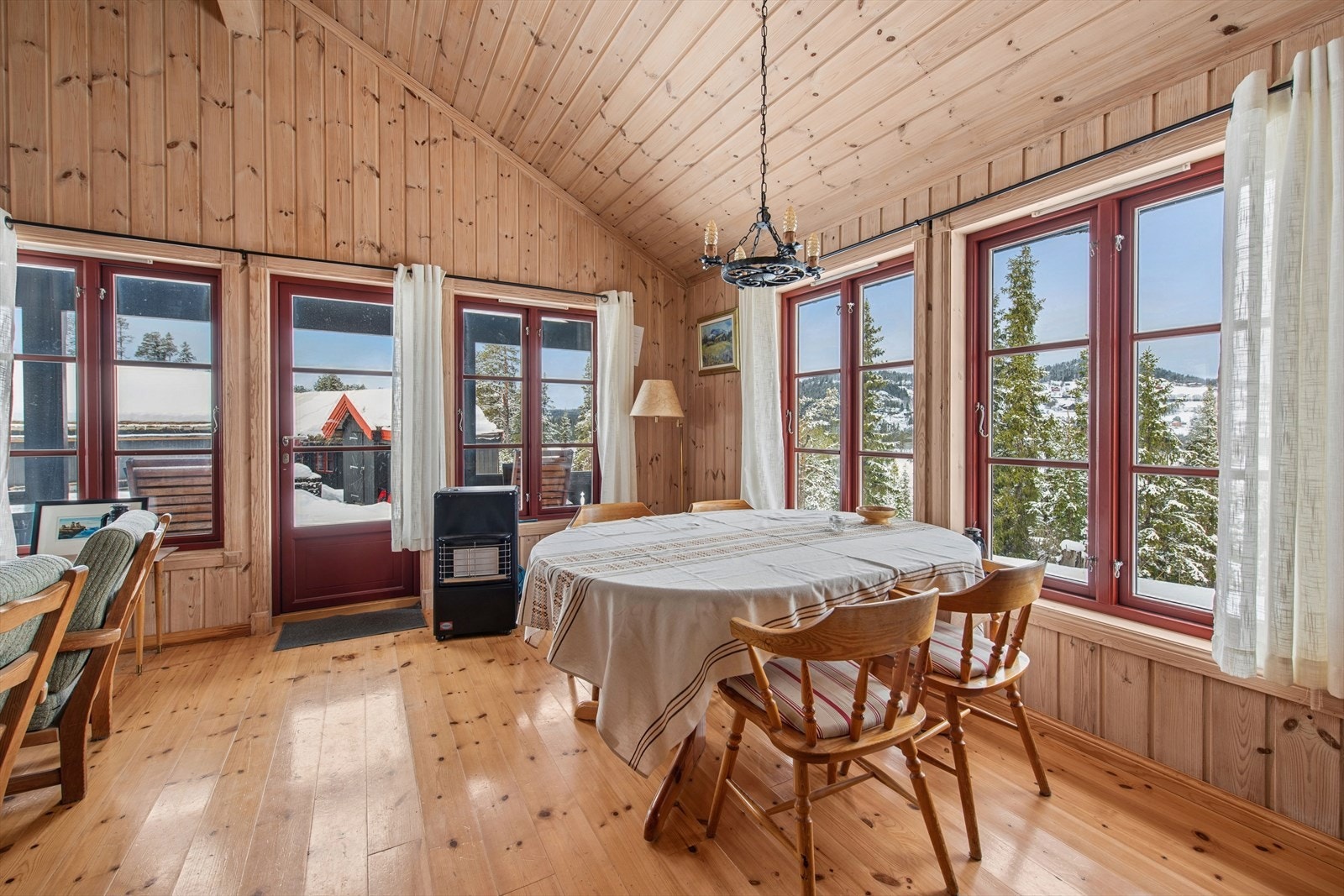 Stuen byr på gode oppholdsarealer og naturlig plass til både sofagruppe og spisebord. Galleribilde