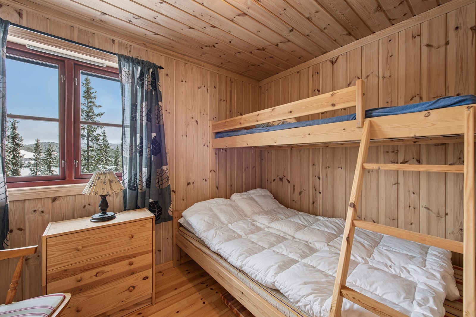 Hytta har tre soverom som gir gode overnattingsmuligheter for familie og gjester. Galleribilde